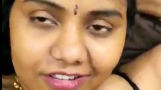 ஈரமான ரோஜாவில் பூலை தேய்க்கும் போது கிறங்கிபோனேன்