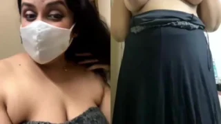 விவாகரத்து ஆகிய மல்லு ஆன்டி செக்ஸ் சாட்டிங் செய்கிறாள்